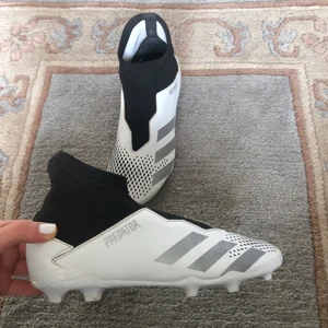Adidas fotbollsskor strap on - Säljer min lillebrorsas fotbollsskor använda i  1,5 månader köpta för 800kr säljs pga för små! Bra skick men syns att de ha använts. Insidan är fresh och de har knappt slitits på dobbarna. Ingen snörning utan skorna är strap on modell. Fett snygga e de oxå