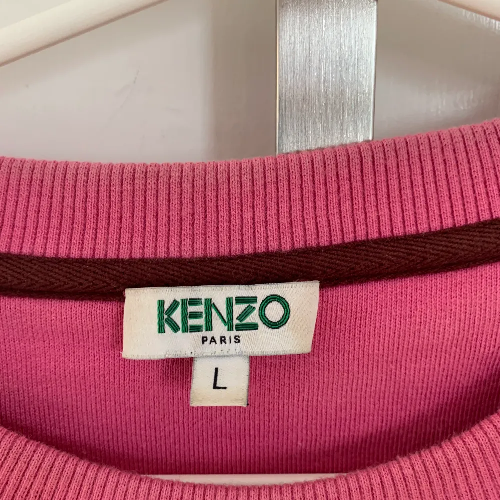 En rosa kenzo tröja i storlek L, använd fåtal gånger. Köpt för 2100 kr, säljer för 550 där frakt ingår.. Tröjor & Koftor.
