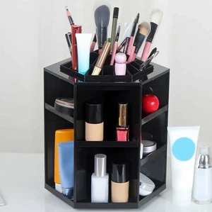 Roterande sminkförvaring - En roterande sminkförvaringsbox som roterar 360 Graders rotation, mycket bekvämt, du kan hitta din makeup enkelt bara genom vrida lätt på den. Otroligt smidig att ha på sminkbord etc 😍  Översta lagret: Litet utrymme, småsaker. Här kan du ställa dina sminkborstar/mascara/lipliner etc  Mellersta lagret: Stort utrymme kan lagra mycket mer. Här varierar utrymmet från mindre fack för typ blushes, puder, highlighters osv.  Längst ned: här kan du förvara större paletter som säkert sitter fast med hjälp av spjäll.  Löstagbart och lätt att bära. Lätt att tvätta och rengöra. Det kommer inte att ändra form och färg efter att ha tvättats. Du står för frakt 💛