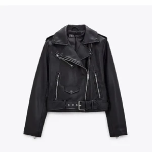 Skinnjacka zara - Nyskick! Storlek L men passar många 💘 buda från 250 eller köp direkt för 400 plus frakt ☺️