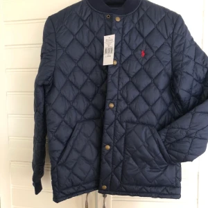Vårjacka - Helt oanvänd Ralph lauren jacka i storlek 14-16, skulle säga att den är som s på en tjej. Passar utmärkt på både tjej och kille.