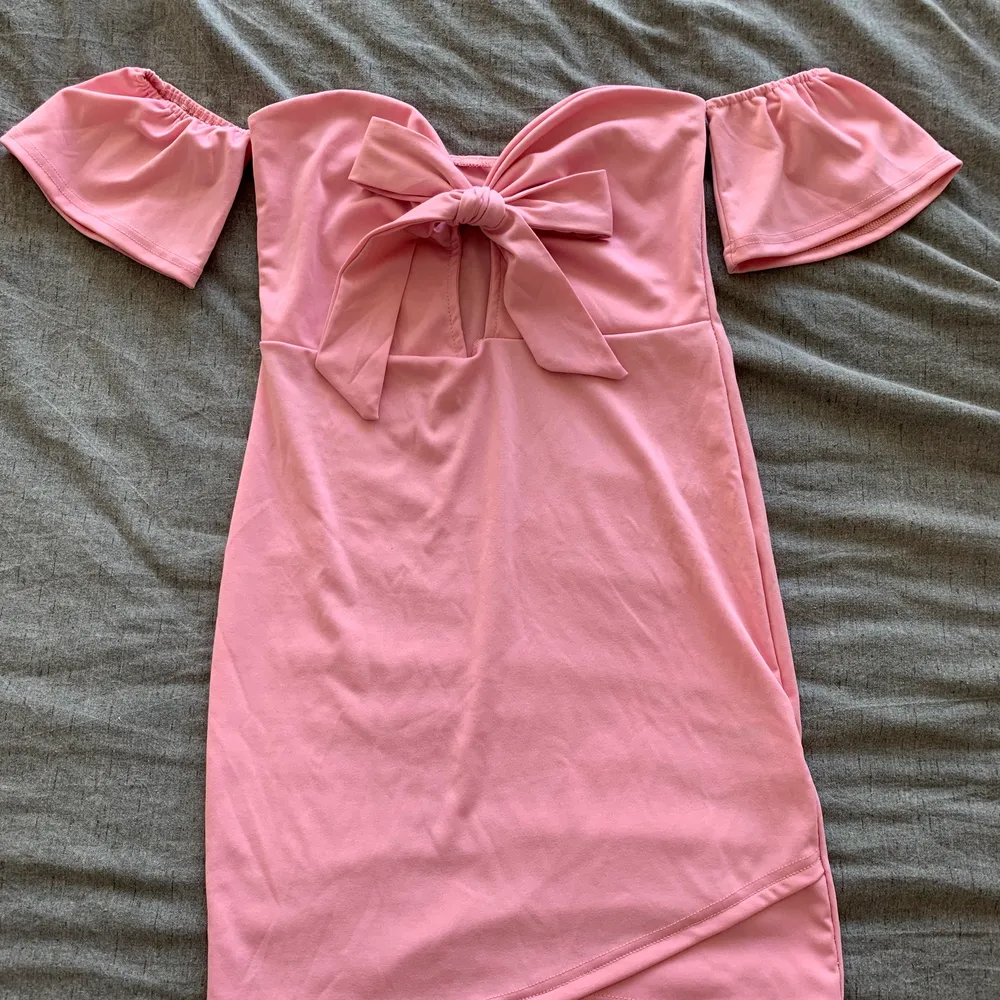 Säljer en superfin, rosa klänning från Dennis Maglic pga att den ej kommer till användning längre. Storlek M, men ganska liten i storleken.. Passar perfekt på mig som vanligtvis har storlek S (se bild för passform på mig) Kan fraktas om köparen står för frakten, annars mötas upp i Mölndal, Göteborg. . Klänningar.