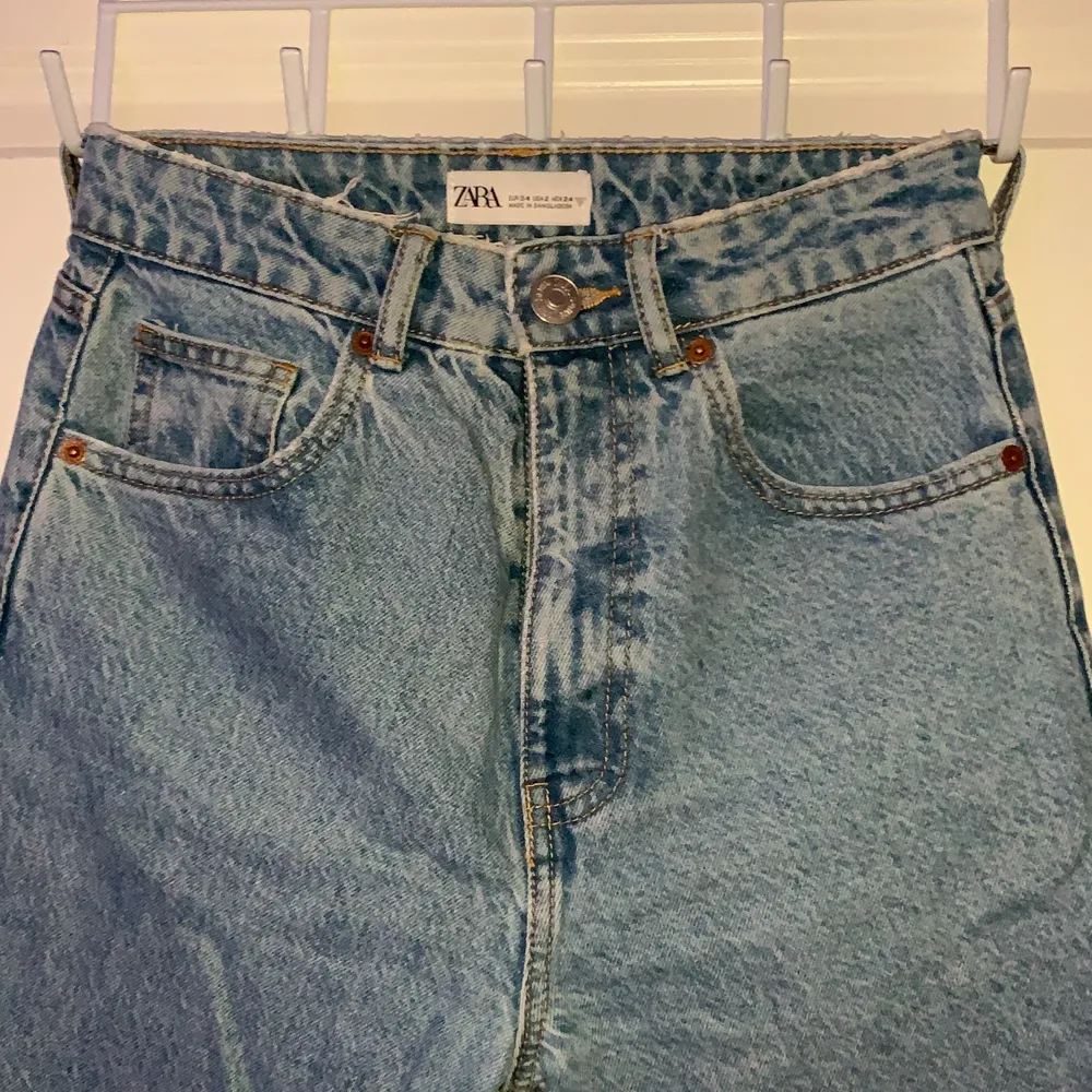 Ljusblåa mom jeans från Zara i storlek 34. Jag är 155 cm lång. Kontakta om frågor/ mer information. . Jeans & Byxor.