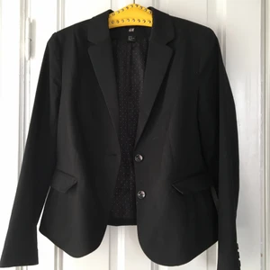 Svart kavaj  - Svart kavaj från hm, söt med prickig insida 