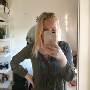 Hollister strl. XS - Jättefin blus från Hollister i fint skick. Jättefin militärgrön färg med söta detaljer i spets och snören. 