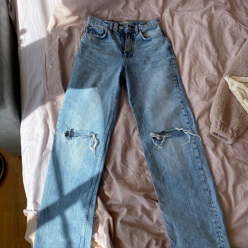 Jag säljer dessa högmidjade ljusblå jeans i storlek 34 från Gina tricot! Köpta hösten 2020 och sparsamt använda. Säljes eftersom storleken är fel. Väldigt synd då dessa byxor är så härliga och fina. Ordinarie pris 599! 💙⭐️. Jeans & Byxor.