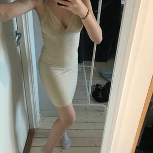 Klänning - Guld glittrig klänning i stl xs. Den töjs ut mycket både i längden och bredden när man sätter på sig den och passar nog även en s då den som sagt töjs ut. Ingen aning om ordinare pris så säljer för 140kr+ frakt. Hör av er vid intresse eller frågor!!✨🤍