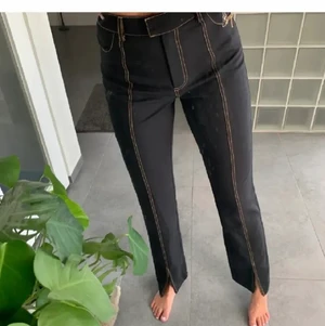 Byxor med slits - Fina byxor med slits från gina tricot i strl36, köpta här på plick men är tyvärr lite stora för mig. Bild tagen från tidigare säljare.