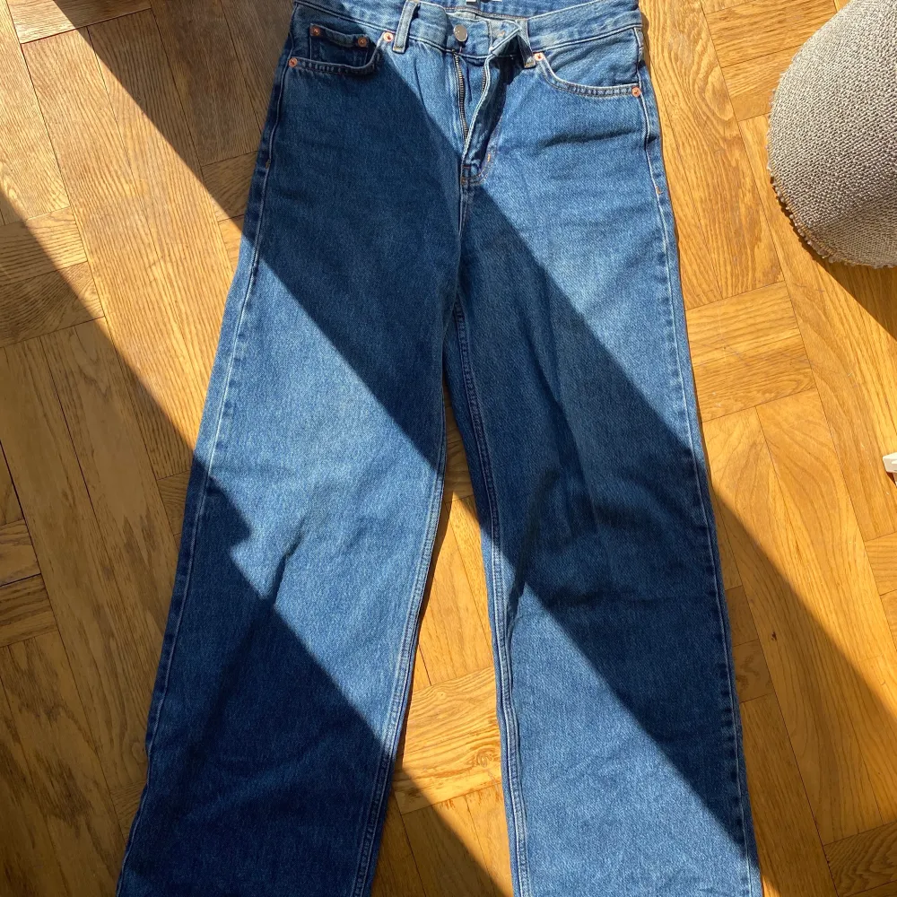 Knappt använda junkyard jeans wide leg. Mörkblåa färgen. Sitter jättefint men gillar bara inte så vida jeans så säljer vidare❤️. Jeans & Byxor.
