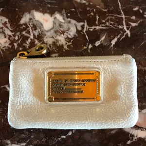 Mindre plånbok från Marc Jacobs, fint skick! Tyvärr har den lilla ringen man drar dragkedjan i lossnat och är borta, därav det låga priset. 