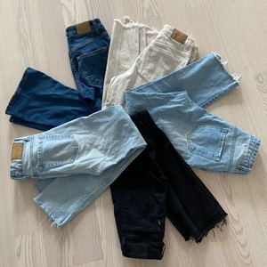 Fem par jeans  - Fem stycken olika jeans från märken som Levis, gina, bershka i storlekar 24, XS mm ☺️ Skriv för mer information kring var och en då priser även varierar 💞💞