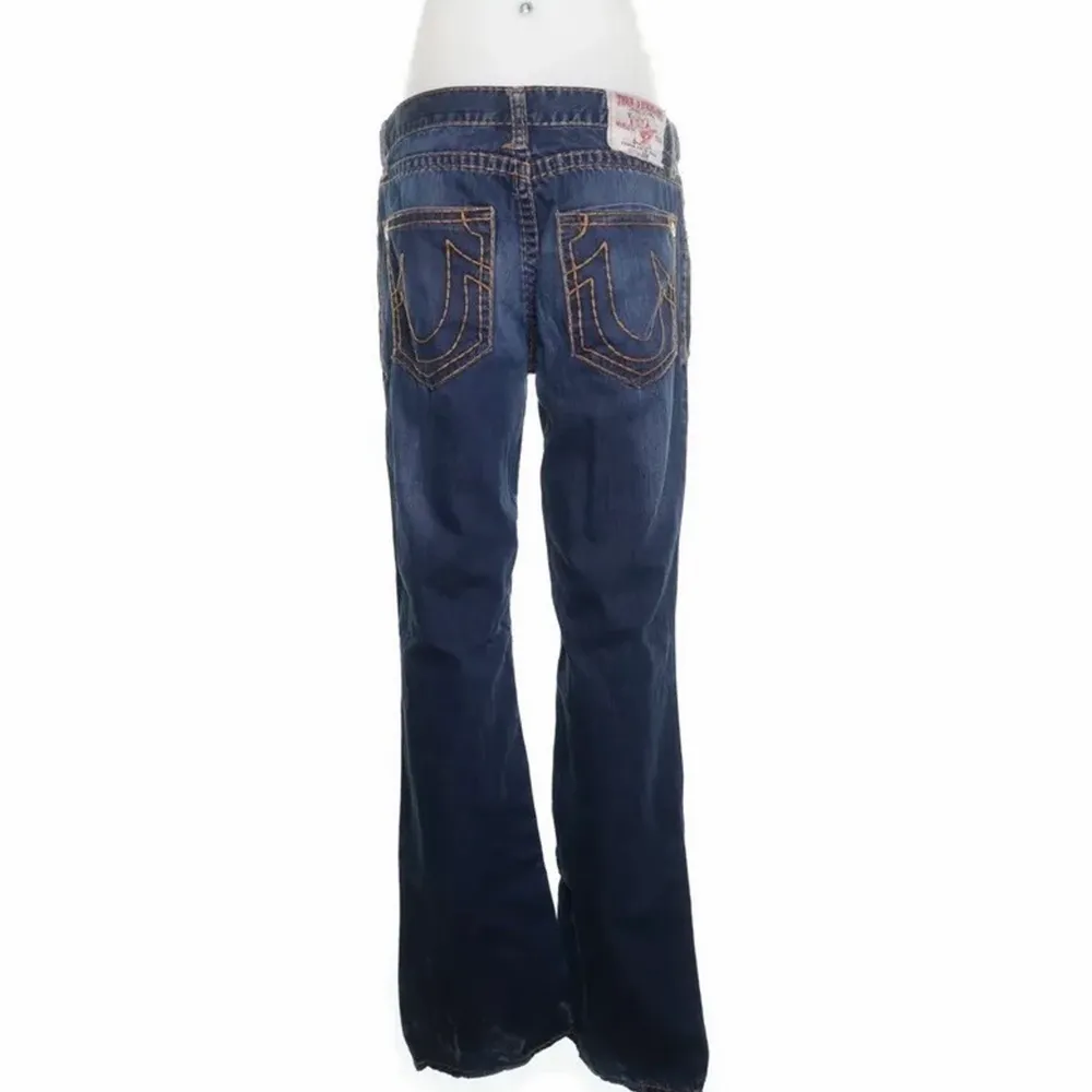 Säljer dessa sjukt snygga jeans ifrån märket True Religion. Dom är tyvärr för stora för mig och därför säljer jag. Skicket är bra. Storlek 33 och skulle kunna tro att de motsvarar M/L men går alltid att sy in så de passar mindre storlekar❤️. Jeans & Byxor.