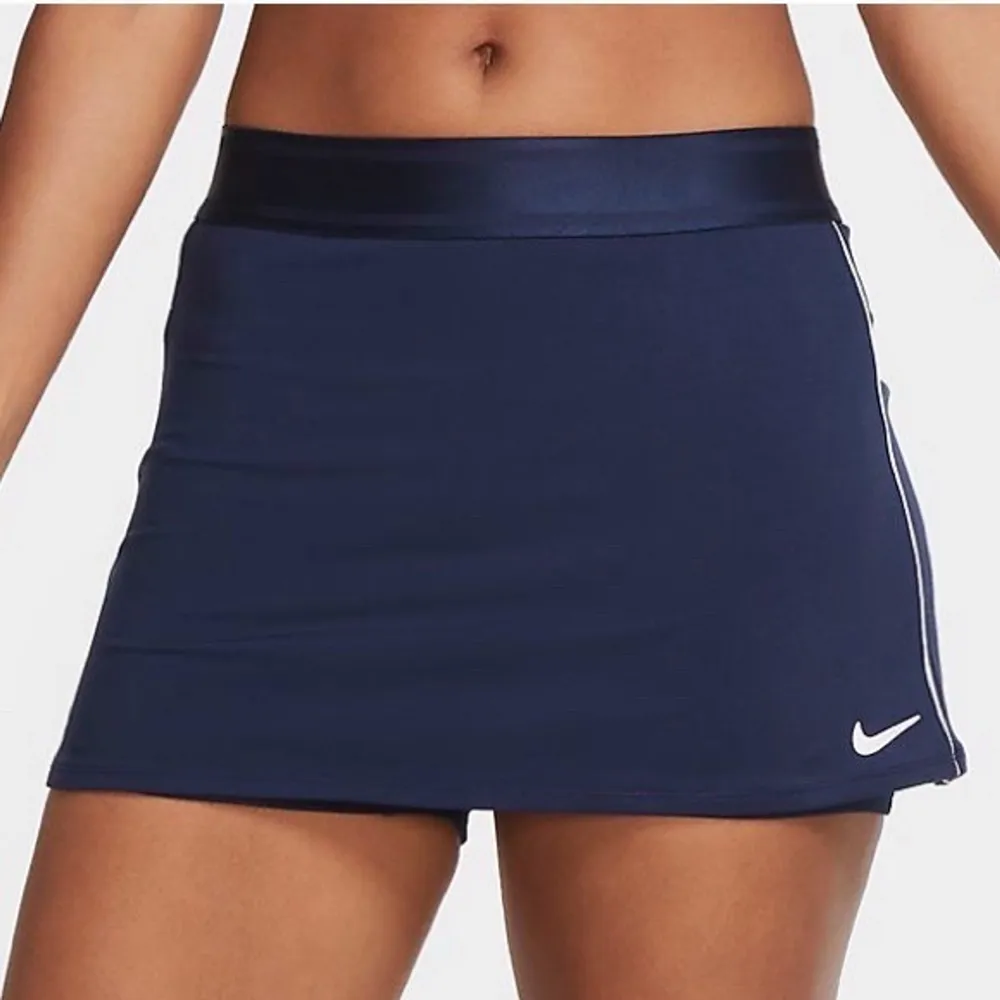 Säljer min Nike tennis kjol som är mycket sparsamt använd. Har shorts under och är i storlek S. Andra bilden är hur en liknande kjol ser ut på!. Kjolar.