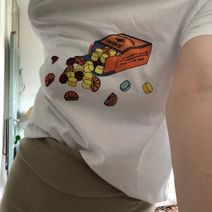 Gullig tröja från stories 🥺 - Vit t-shirt från stories - super skick! Hittar inget att anmärka på 🥰