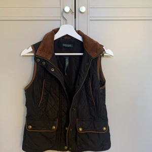 Väst - Säljer denna marinblåa väst med Manchester detaljer och guldiga knappar från Ralph Lauren. Storleken passar XS och S. 💕✨