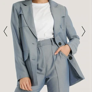 Nakd blazer - Säljer den här snygga blazern/kavajen från nakd. Storleken är 36 men den är oversized. Den är helt ny med lappen kvar! Nypris är 650kr. Köparen står för frakten💙