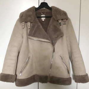 Mockajacka med teddydetaljer - Supermysig jacka från HM i mocka med Teddy-krage och teddyfoder. Väldigt sparsamt använd så i toppskick!🌟 strl S.