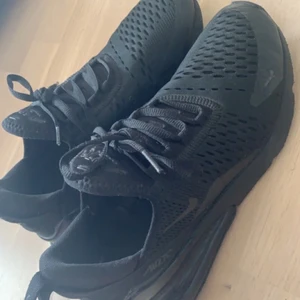 Nike Air Max 270 Junior - Använt dom under en vår, lite dammiga pga ingen användning på flera månader, lite repor på sulorna. Nypris 1200kr