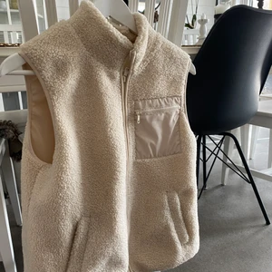 Teddy väst - En jättefin teddyväst från Lindex, använd fåtal gånger! Perfekt nu när våren börjar närma sig☀️💞