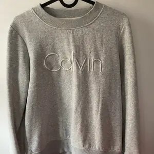 En fin grå sweatshirt från Calvin Klein XS/S i bra skick! Frakt 66kr (spårbar), eller så kan jag mötas i Stockholm City💞 Köp direkt för 200kr eller buda 💗