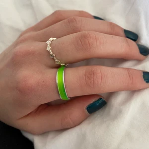Färgglad ring - Cool grön ring med silverfärgade kanter. Fin nu till vår och att matcha till andra ringar. Alltid kul med lite färg också✨ frakt tillkommer⚡️