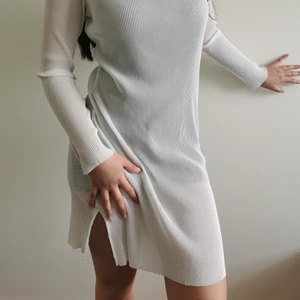 Vit klänning strl 34/36 - Vit genomskinlig klänning. Själv har jag på mig en tight klänning under, men du får såklart klä den som du vill! 