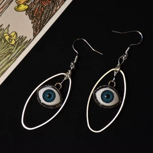 Örhängen ögon - Örhängen med blå ögon och silvriga ramar. Krokarna är nickelfria. 