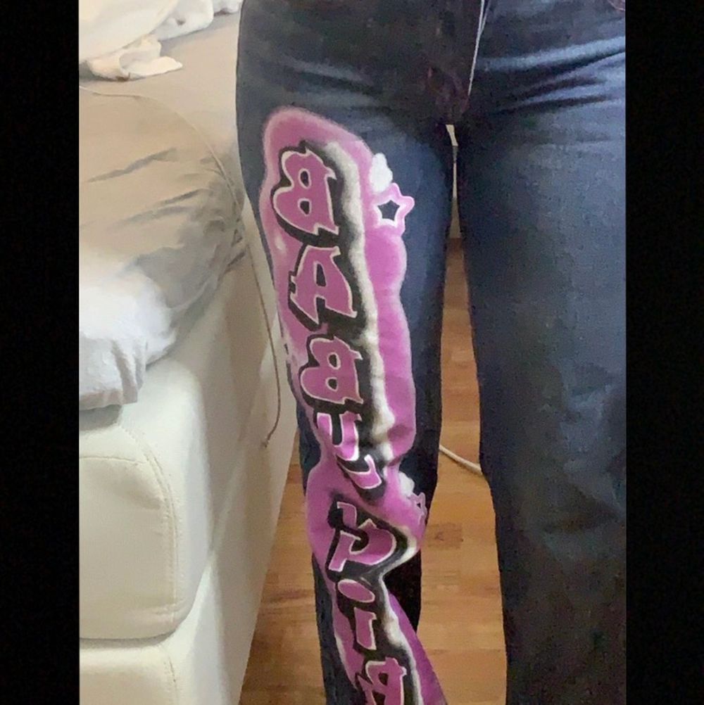 Jätte söta jeans från Jaded London köptes för 1200 med Tull och frakt . Säljer dom helt nya oanvända med pris lapp. Älskar jeansen men aldrig haft tillfälle o använda dom. Storlek w26 / S dessa jeans är slutsålda och går inte och få tag i.. Jeans & Byxor.