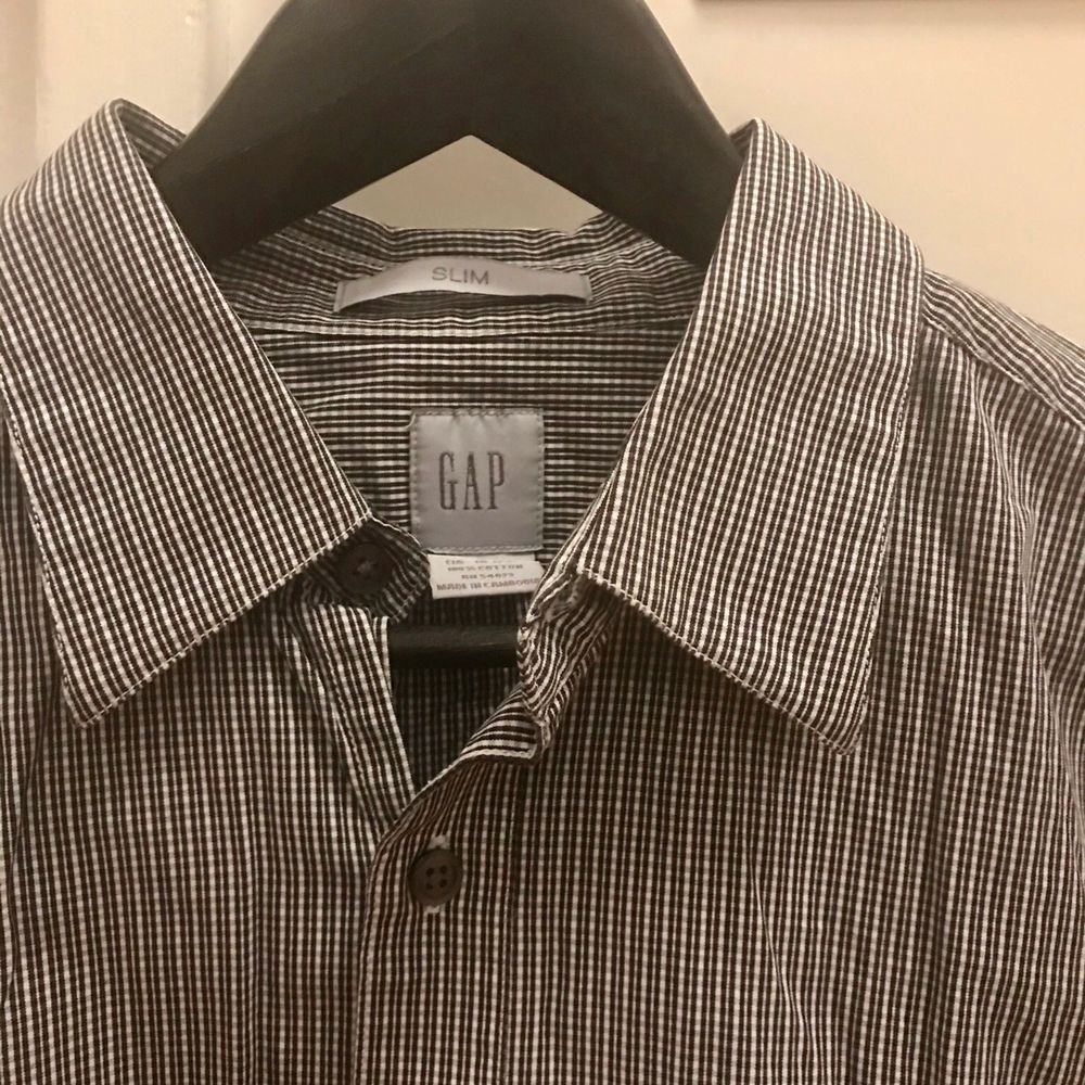 Svartvit rutig skjorta från GAP strl L i slim 🖤🐼  Skjortans modell är sydd efter en manskropp men passar även kvinnor!  Pris: 59kr plus frakt📦. Skjortor.