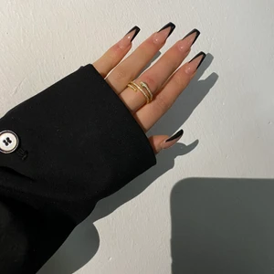 925 Sterling silver ring orm - Hej babes🤍  Alla smycken är helt nya och oanvända. Allt är gjort av 925 Sterling silver vilket innebär att de inte byter färg efter ett tag som många smycket gör, så de blir inte gröna i duschen😍 Jag säljer endast äkta varor med kort väntetid. Vill ni ha ert smycke som en present, paketerat i en vacker box? Kontakta mig för mer information. Frakten är inkluderat i priset och jag fraktar endast på vardagar. Fraktar endast spårbart med Postnord vilket innebär att ni kommer få ett kollinummer så att ni kan såra paketet efter ert köp🤍 Passa på att kolla in mina andra annonser. Om ni köper flera smycken på samma gång kan jag frakta de tillsammans. Fler bilder finns att få, tveka inte på att höra av er🤍 Edit: ringen går självklart hela vägen ner på fingret🤍