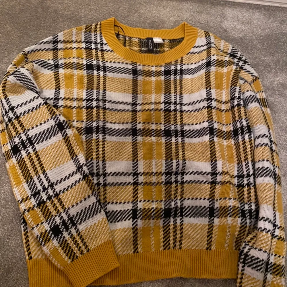Säljer min gula rutiga tröja från hm då den inte kommit till användning, storlek L och sitter bara något slappare på mig och jag brukar ha S. Tröjor & Koftor.