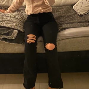 Bootcut jeans  - Fina jeans ifrån ginatricot med hål på båda knäna. Används inte längre men har använts ett par gånger.