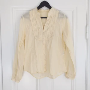 Cottage Core-blus strlk M - Blus i fint skick, 100 % ull. Perfekt till vår och sommar i fransk och cottage core-stil.