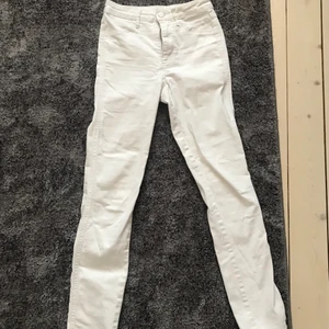 Vita jeans - Vita jeans i stl 24, dock mer som en 34. I bra skick förutom en liten skråma på ena knät men som man inte läger märket till. Vet inte vart eller för vad den är köpta så säljer för 100kr+frakt. Hör av er om ni är intresserade!!🥰