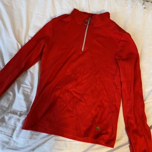 röd tröja  - En röd tröja med en dragkedja