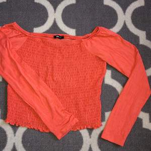 Fin tröja från Gina tricot som jag säljer pga att den inte används längre. Endast använd ett fåtal gånger. ❗️frakt tillkommer❗️