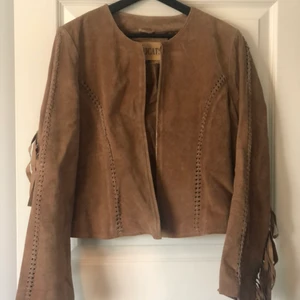 Mocka jacka  - En unik mocka jacka i en ljusbrun färg med detaljer allt i mocka!! Storleken är som en s/m..För fler bilder och info skriv privat🥰