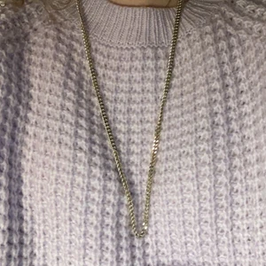 Silvrigt halsband - Ett silvrigt väldigt långt halsband (inte äkta). Halsbandet är sparsamt använt så är i väldigt fint skick🤍⭐️ För mer info eller bilder dm gärna mig👼🏼🍓