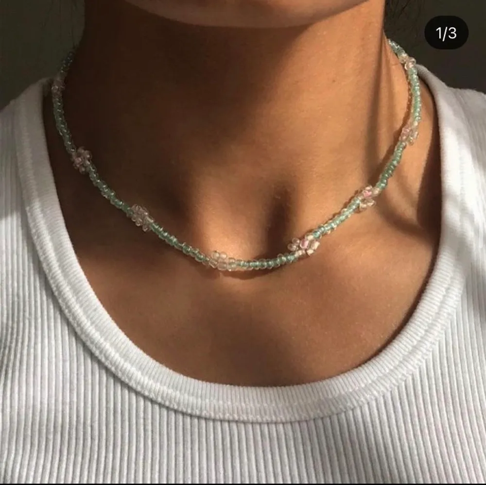 FAIRY GARDEN 🧚🏼‍♀️🌸 säljer ett handgjort halsband av glaspärlor 90kr men eftersom att det är rea tills 8 maj så är det rea på 69kr 💕 Passa på nu!! Också perfekt smycke inför sommaren med fina toppar ju 😍 Instagram @designbyliya_ ❗️❗️❗️. Accessoarer.