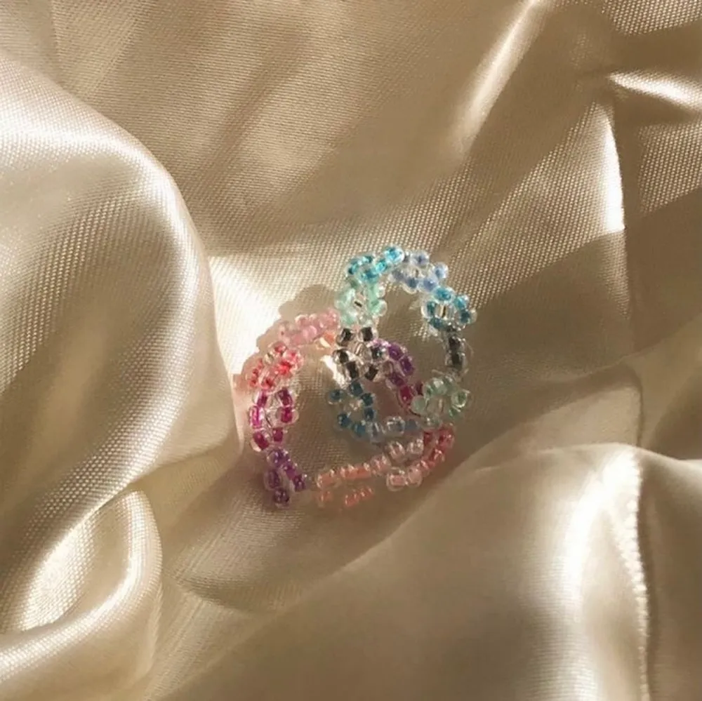 BFF FLOWER WREATH SET 💙🌸 säljer handgjorda ring set av glaspärlor - 59kr men eftersom att det är rea tills 8 maj så är det rea på 35kr 💕 I setet får man en blå Blom ring och en rosa blom ring! Passa på nu!! Också perfekt smycke inför sommaren med fina toppar ju 😍 Instagram @designbyliya_ ❗️❗️❗️. Accessoarer.