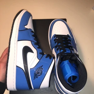 Jordan 1 mid SE ”singal blue storlek 42. - Jordan 1 mid SE ”singal blue storlek 42. 