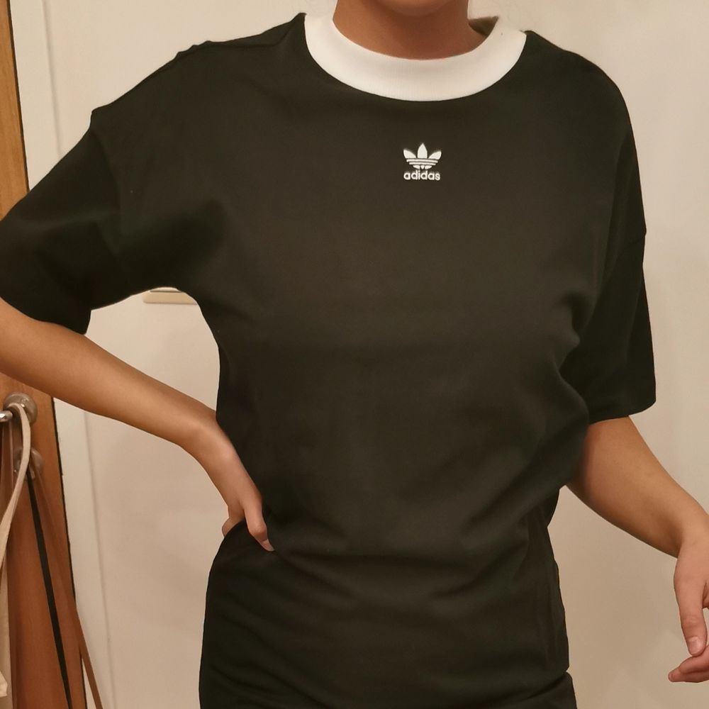T-shirt klänning från Adidas i storlek 36 och den är endast använd en gång. . Klänningar.