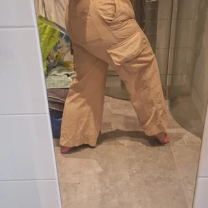 Vidgade byxor - Snygga streetwear byxor, använda men har blivit försmå tyvärr. Fickor på båda sidorna med knapp och dragkedja. Storlek 42. Köpare står för frakt
