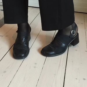 Svarta läderskor med klack - Så fina svarta läderskor med en liten klack i bra skick. Storlek 40. Köparen står för frakt men kan även mötas upp i Malmö.