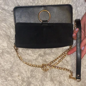 Svart väska  - En svart axelväska med guldig kedja och svart rem! Stilren och snygg! Köpare står för frakt och skriv vid frågor!💕