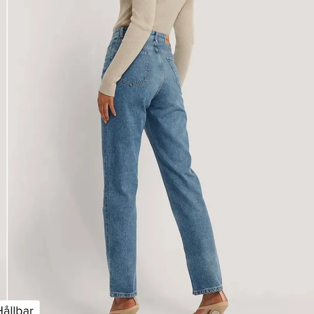 Blåa jeans med slits längst ned. Är knappt använda och är därför i bra skick.. Jeans & Byxor.
