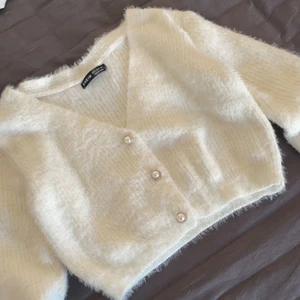 Kort fluffig cardigan strl 36 - Helt ny tröja från Shein, endast använd en gång. Säljer pga lite för liten på mig. Plagget är i ett mysigt fluffigt tyg och är i toppskick. Ord pris ca 210 kr.