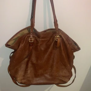 BURBERRY - Mamma köpte denna 10år sen för 7000kr men är fortfarande i JÄTTE bra skick (stav), bud börjar på 1500kr eller köp direkt för 2000kr!🤎