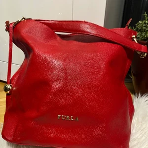 Furla väska  - Säljer denna fina furla väskan som ja bara har använt 2 gånger