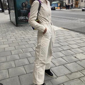 Beige jumpsuit - Beige jumpsuit likt den på första bilden fast kortärmad. Köpt på monki för ca ett år sedan men knappt använd. Jagar 164cm och på mig är den bra i benlängd.
